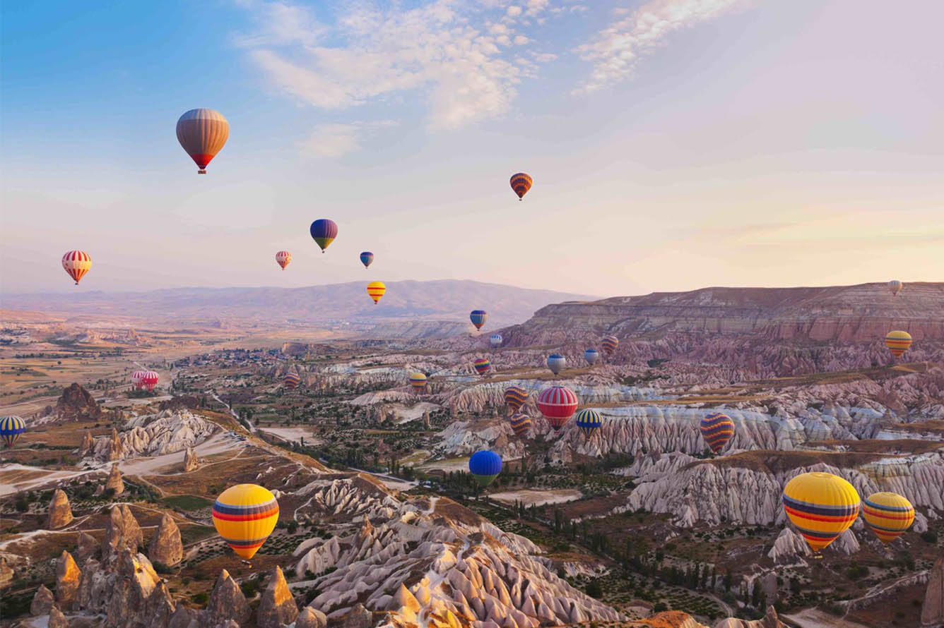 Đến Thổ Nhĩ Kỳ ngắm bình minh ló rạng bằng khinh khí cầu tại thành phố đá Cappadocia